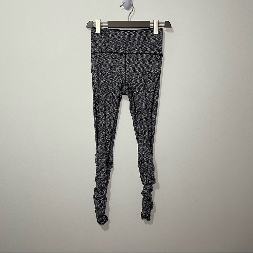 Lululemon women's grey black ready to rulu ruched leg leggings in size US 6 - Picture 3 of 10